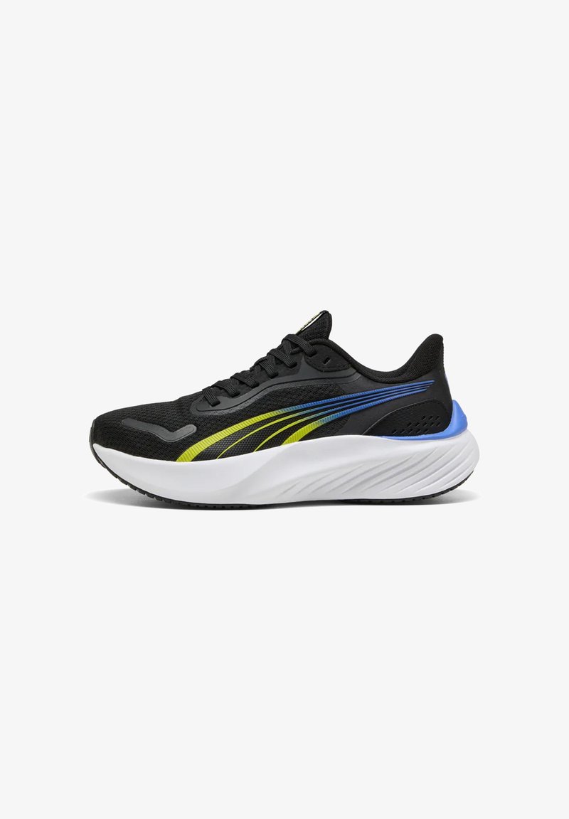 Chaussure de sport noire avec maille respirante, semelle blanche épaisse, et bandes dégradées bleu et jaune sur le côté.