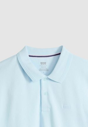 Lichtblauw Levi's poloshirt met twee knopen en een geribde kraag, voorzien van een subtiele Levi's logoborduring op de borst.