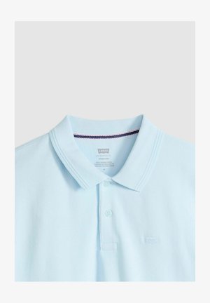 Hellblaues Levi's Polohemd mit zwei Knöpfen und einem gerippten Kragen, versehen mit einem dezenten Levi's Logo-Stick auf der Brust.