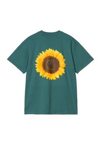 Camiseta verde de manga corta con un gran gráfico de girasol en la parte posterior, con pétalos amarillos detallados y un centro oscuro.