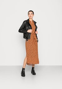 Billabong LITTLE FLIRT DRESS - Vestido camiseiro - toffee