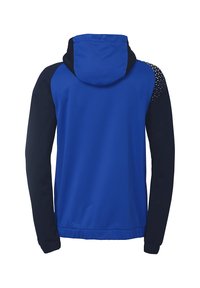 Giacca a vento blu e navy con cappuccio, caratterizzata da una texture liscia, colori a contrasto e un dettaglio a fantasia sulla spalla.