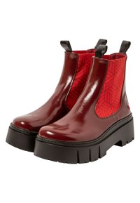 Bordeaux lakschoenen tot de enkel met rode geometrische elastische zijpanelen en dikke zwarte plateauzolen.