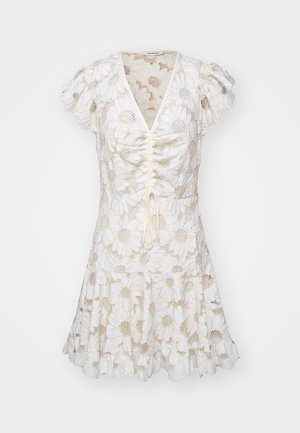 Biele šaty s vypchatými rukávmi, ktoré majú vyšívané vzory sedmokrások a príťahovací predný diel. Rozšírená sukňa s volánovým lemom.