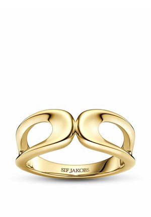 Guldring med glat, buet åbent design og SIF JAKOBS indgraveret på indersiden af ringen på hvid baggrund.