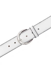 Cintura in pelle bianca con una fibbia circolare argentata, caratterizzata da una superficie liscia e numerosi fori di regolazione lungo il cinturino.