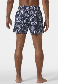 Námořnické plavky s bílým námořnickým vzorem, elastickým pasem a uvolněným střihem, navržené pro pohodlí a pohyblivost.