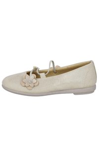 Bailarina de tela beige con puntera redondeada, acento decorativo de flor y una banda elástica en el empeine. Suela plana de goma.
