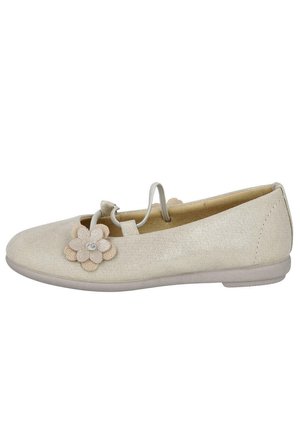 Bailarina de tela beige con puntera redondeada, acento decorativo de flor y una banda elástica en el empeine. Suela plana de goma.