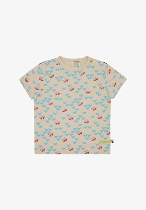 Beige T-Shirt mit kurzen Ärmeln, verziert mit blauen Wellen- und roten Bootsmustern. Hergestellt aus weicher Baumwolle, mit runder Ausschnitthalsung und seitlichem Etikett.