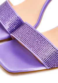 Fialové sandály na vysokém podpatku s hladkým povrchem a širokým páskem zdobeným malými lesklými rhinestonemi, s designem čtveraté špičky.