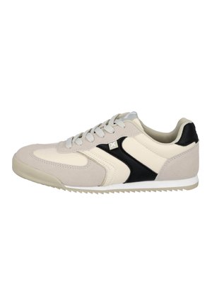 Zapatilla beige y negra con material de ante y sintético, puntera redonda, suela texturizada y cordones tono sobre tono. Presenta un sutil detalle del logo en el costado.