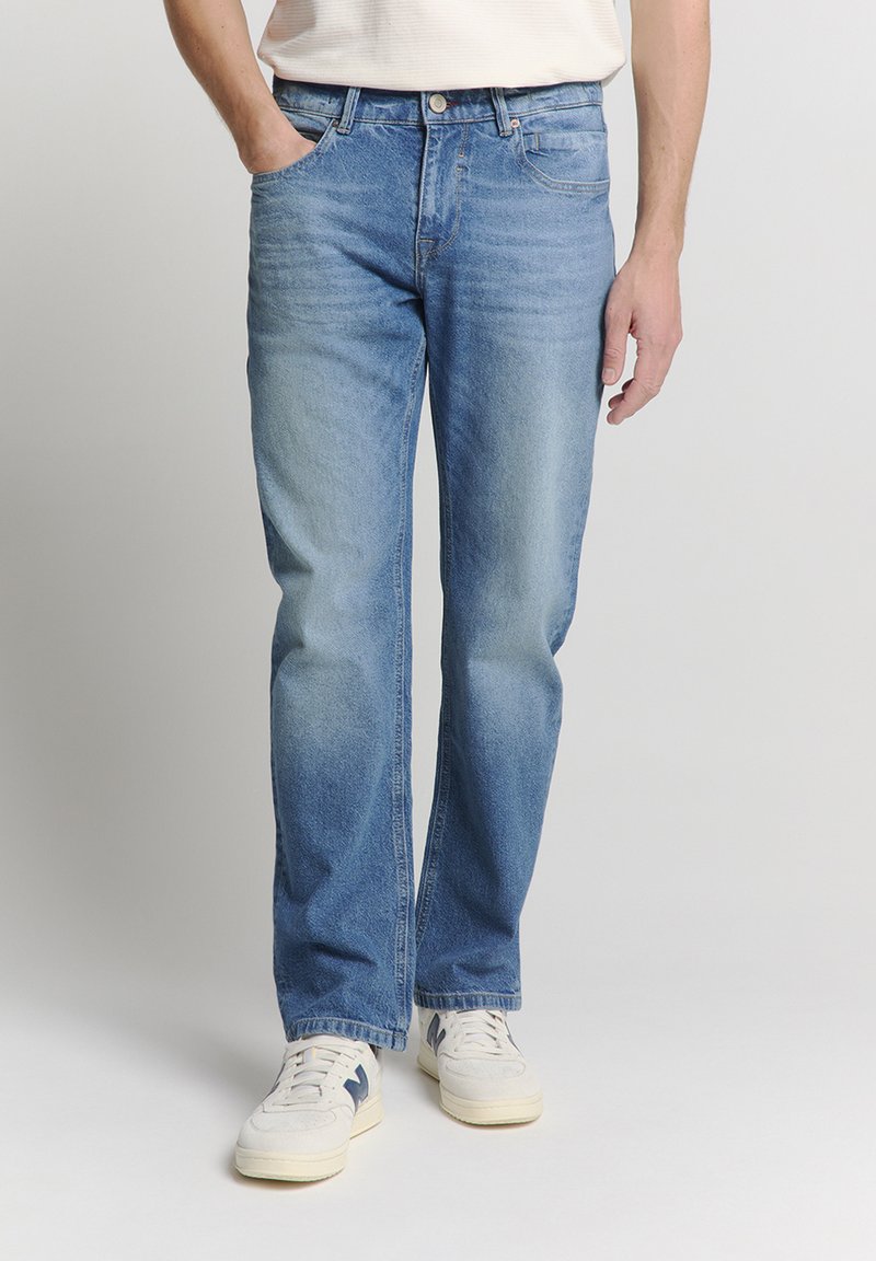 Lichtblauwe denim jeans met een rechte pasvorm, voorzien van vijf zakken, een knoopsluiting en een lichte vervaging voor een versleten uiterlijk.