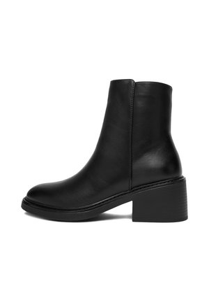 Czarny skórzany botek na kostkę z blokowanym obcasem i gładkim wykończeniem, widok z boku na białym tle.