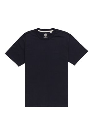 Granatowa koszulka z krótkim rękawem, wykonana z bawełny, z okrągłym dekoltem i subtelnie wytłoczonym logo na przodzie. Gładka tekstura.