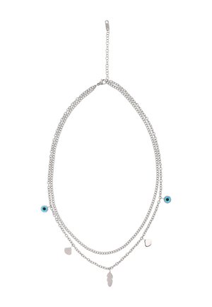 Colier cu lanț dublu stratificat din argint, cu talismane ochi albaștri pe fiecare parte și trei pandantive mici din argint, inclusiv o pană și două forme abstracte.