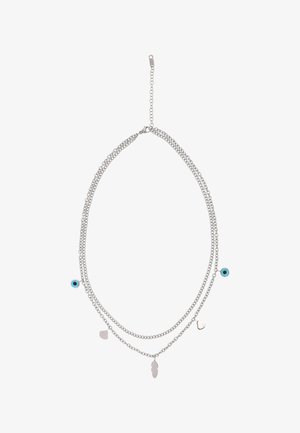 Kaksikerroksinen hopeaketjukaulakoru, jossa on siniset silmämuotiset koristeet molemmilla puolilla ja kolme pientä hopeista riipusta, sisältäen sulan ja kaksi abstraktia muotoa.