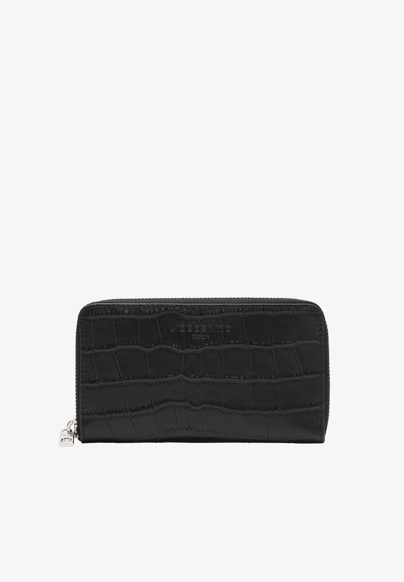 Portefeuille zippé noir en cuir texturé avec un motif de peau de crocodile. Présente un logo de marque en relief à l'avant. Forme rectangulaire compacte.