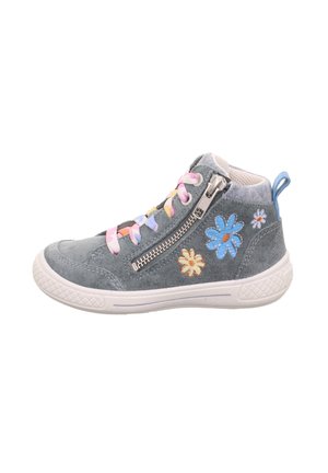 Grauer Veloursleder-Hochschnitt-Kinderschuh mit pastellfarbenen Schnürsenkeln, seitlichem Reißverschluss und bestickten blau-gelben-weißen Blumen.