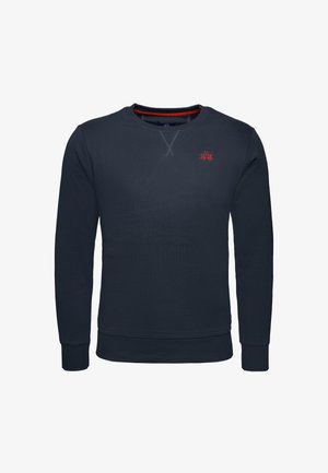 Navyblauw sweatshirt met lange mouwen, ronde halslijn en ribgebreide manchetten; heeft een klein rood embleem op de borst en gestructureerde details.