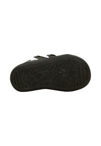 Schwarze Gummisohle mit einer strukturierten Oberfläche, die verschiedene Formen und Muster aufweist. Klettverschlüsse und eine verstärkte Kante sind sichtbar.