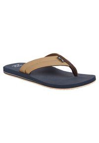 Pruun ja tan flip-flop, millel on polsterdatud rihm, tekstuuriga tumesinine jalapadi ja kerge tald. Rihmal on kangaslogo silt.