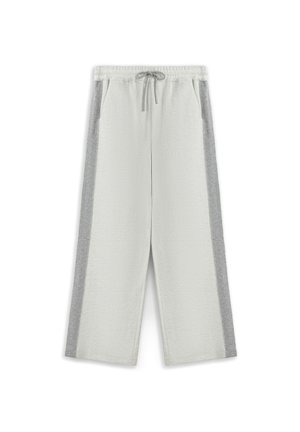 Pantalon ample en polaire gris clair avec bandes latérales gris foncé, taille élastique et fermeture à cordon, posé à plat sur fond blanc.
