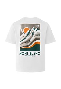 Camiseta de algodón blanca con un diseño gráfico de montañas, un sol y el texto "MONT BLANC" con acentos en verde y naranja.