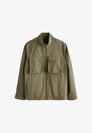 Veste légère vert olive avec un col montant, fermeture éclair à l'avant et deux grandes poches poitrine. Fabriquée en tissu durable et lisse.
