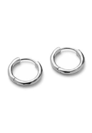 Pereche de cercei mici, rotunzi, din argint lustruit, cu un design neted, ușor robust și închideri articulare pe un fundal alb.