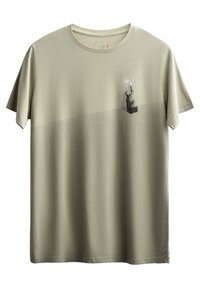 T-shirt verde oliva realizzata in tessuto morbido, con una fascia orizzontale più chiara e una grafica di una figura che tiene un oggetto su uno sfondo texturizzato.