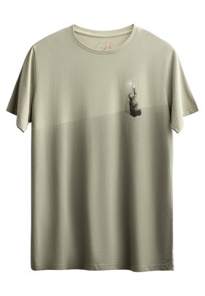 Olijfgroene t-shirt van zachte stof, met een horizontale lichtere band en een afbeelding van een figuur die een object vasthoudt tegen een gestructureerde achtergrond.