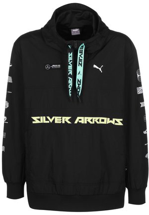 Sort Puma hættetrøje med teksten "Silver Arrows", Mercedes AMG Petronas-logo, lyseblå snore og forskellige hvide grafikker på ærmerne.