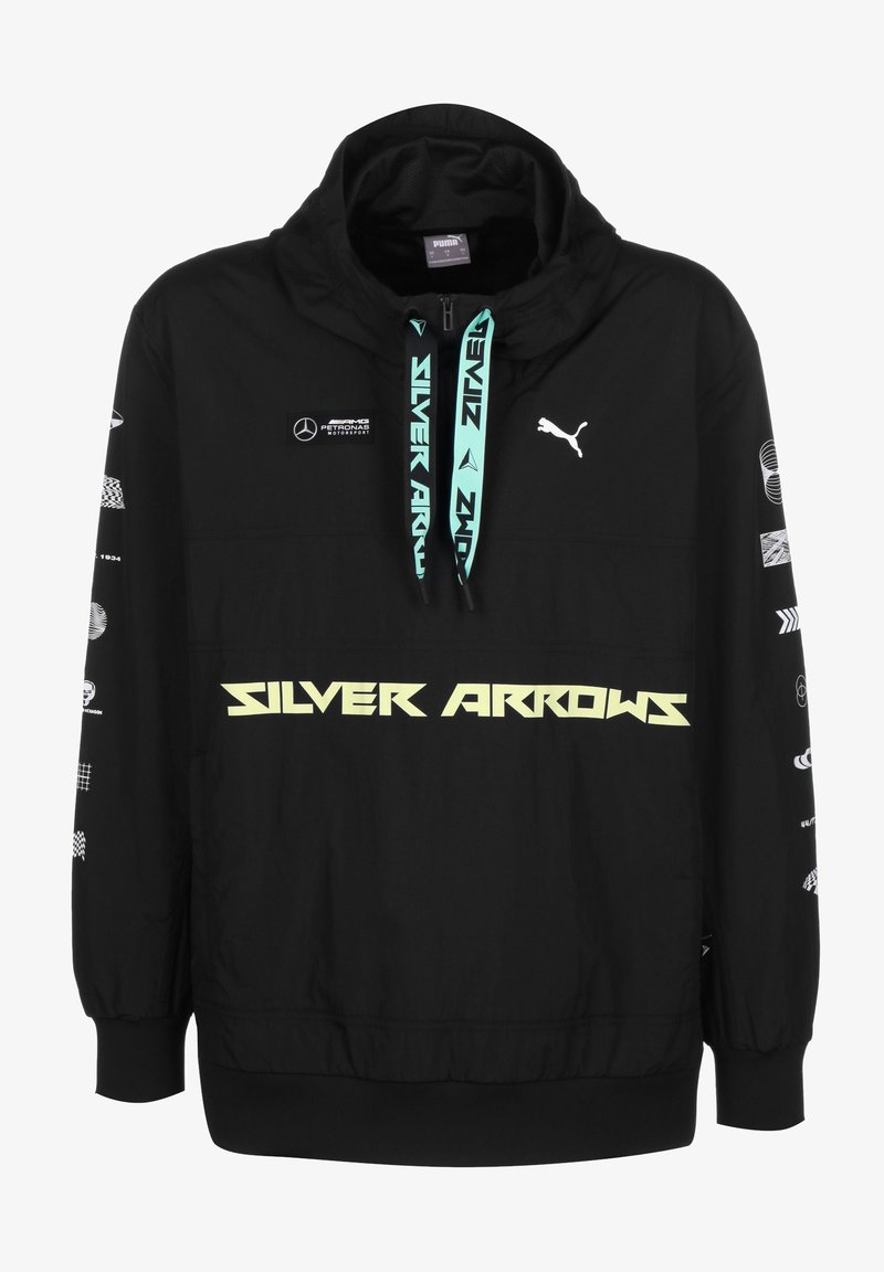 Sweat à capuche noir Puma avec le texte "Silver Arrows", logo Mercedes AMG Petronas, cordons bleu clair et divers graphismes blancs sur les manches.