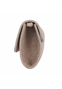 Beige glitters clutch met een ronde vorm, textuurover oppervlak en een verborgen sluiting; het interieur heeft een gladde voering.