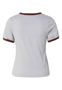 Chemise unie gris clair à manches courtes avec bordure marron foncé au col et aux bords des manches, vue de dos.
