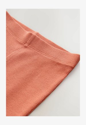 Vaskne toonis soonikkangas, pehme tekstuuriga ja elastse vöökohaga. Fookuses reguleeritud retuuside ülemine osa, kuvades õmbluse detaile.