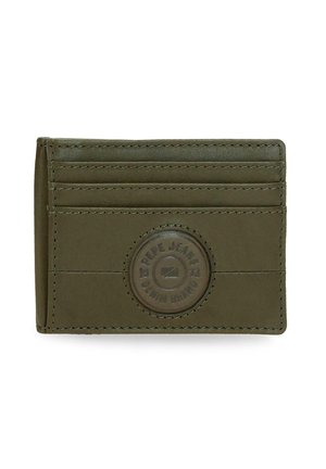 Tarjetero de piel verde oliva con cuatro ranuras para tarjetas y un parche de logo redondo con relieve de "Pepe Jeans Denim Brand" en la parte frontal.