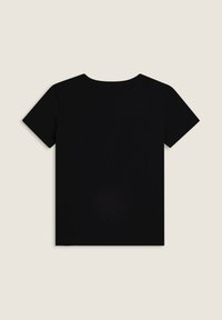 T-shirt nera, maniche corte, colletto rotondo, realizzata in materiale di cotone. Texture liscia, design semplice, colore uniforme senza motivi.