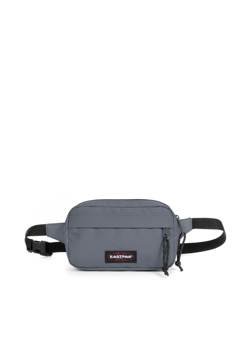 Borsa a vita in tessuto grigio con forma rettangolare, caratterizzata da una tasca anteriore con zip, tracolla regolabile e patch con il logo Eastpak. Materiale tessile resistente.