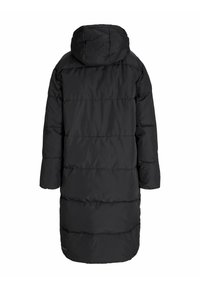 Garšs melns pūkains mētelis ar kapuci, ar kvadrātveida šuvēm, mīkstu tekstūru un vidusceļā garumu. Nav redzamu rāvējslēdzēju vai dekoratīvu elementu.