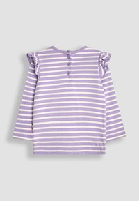 Lilla og hvid stribet langærmet top med flæsede skulderdetaljer og tre-knaps lukning på bagsiden. Blødt stof tekstur.