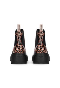 Stivaletti neri alla caviglia con accenti di stampa leopardata, caratterizzati da una suola nera robusta e un'etichetta con logo sul retro. Texture liscia con finitura lucida.