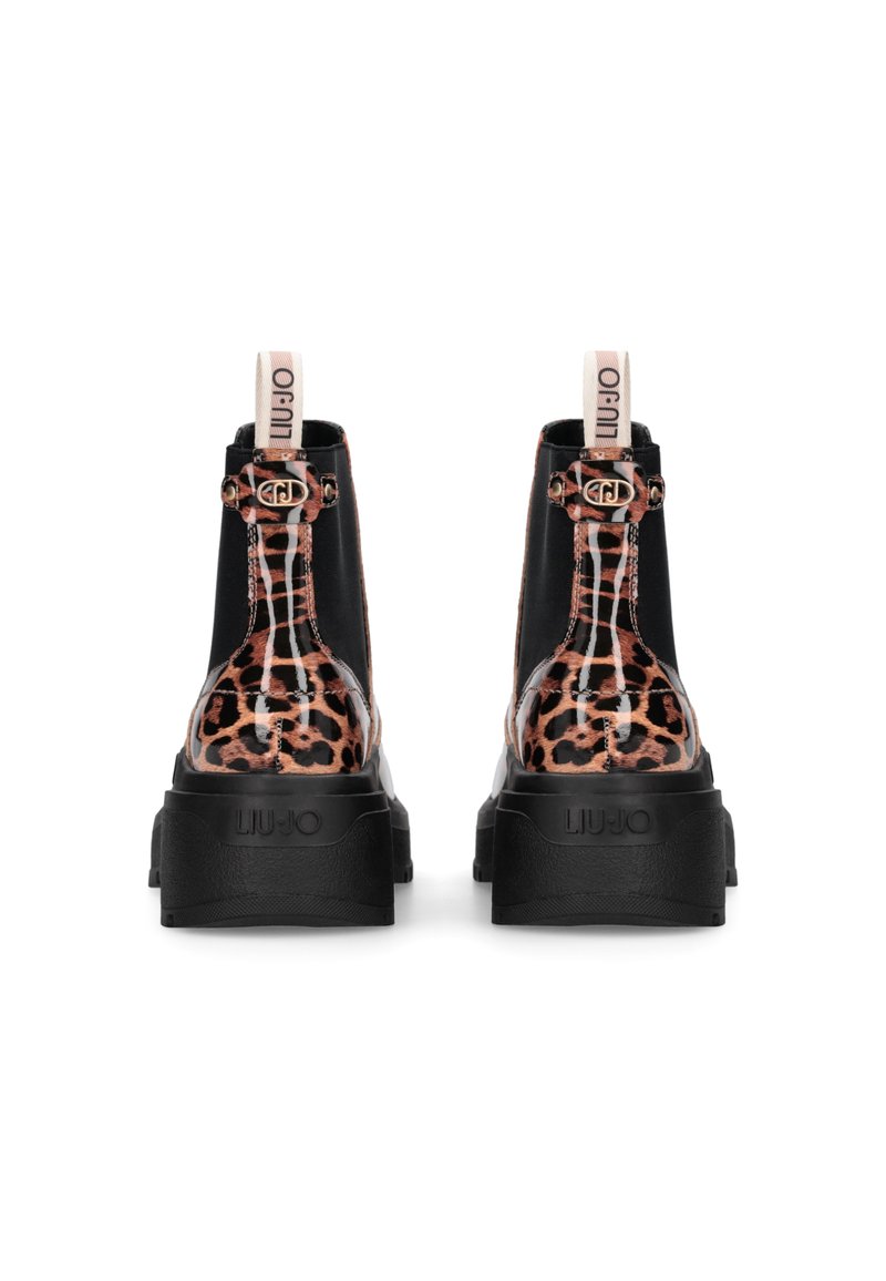 Bottines noires avec des accents en imprimé léopard, dotées d'une semelle noire épaisse et d'une languette de marque à l'arrière. Texture lisse avec une finition brillante.