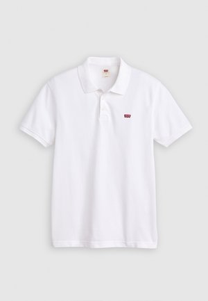 Biała koszulka polo z krótkim rękawem, kołnierzykiem i dwoma guzikami, z małym czerwonym logo Levi's na lewej piersi.