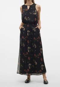 Černé květinové maxi šaty bez rukávů s výstřihem na klíček, elastickým pasem a kapsami, zdobené vzorem z vícebarevných květin.