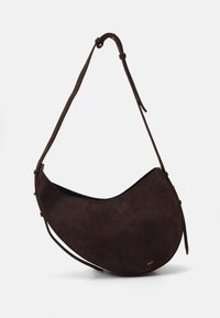 Geantă de umăr din piele întoarsă maro închis, în formă de semilună, cu curea reglabilă și logo auriu subtil aproape de marginea de jos.