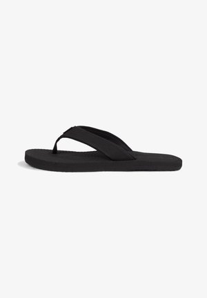 Tongs noires avec une semelle en caoutchouc texturé, des sangles en tissu doubles pour un soutien, et un design minimaliste.