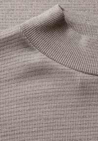 Light grey ribbed fabric featuring a high collar, with fine horizontal textures and subtle sheen. Ideal for layering or casual wear.