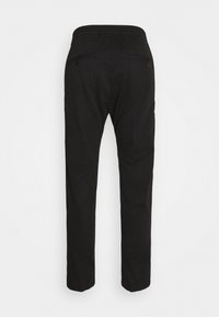 Pantalons noirs à coupe droite, taille élastique et deux poches arrière avec boutons. Texture de tissu lisse et design minimaliste.